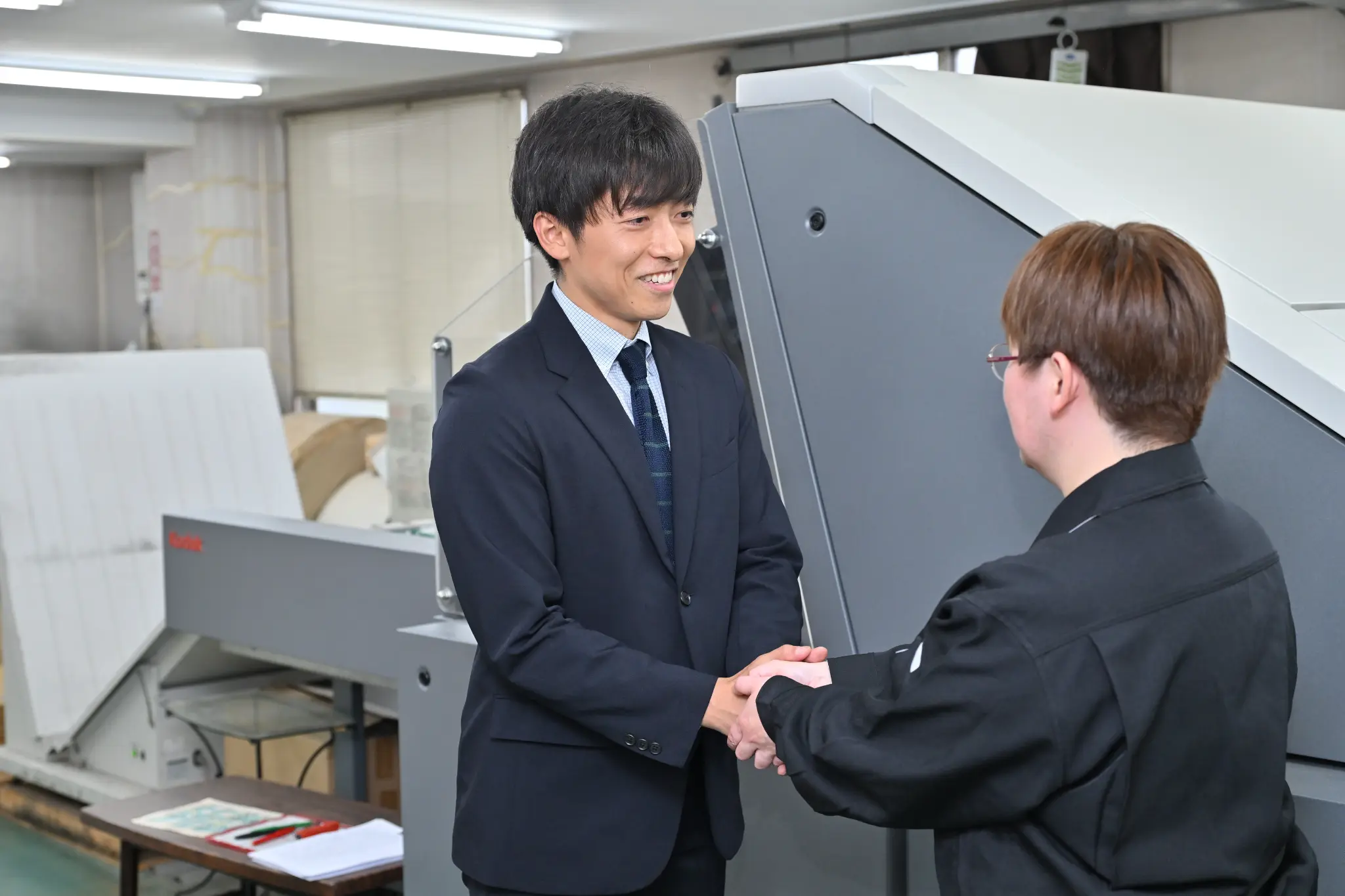 クライアントとの握手シーン